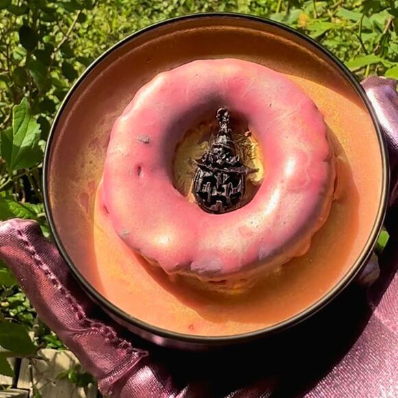 Jack-O-Lantern Donut Wickless Candle: Dulce Pumpkin Donut Scent - Picture 6 of 9